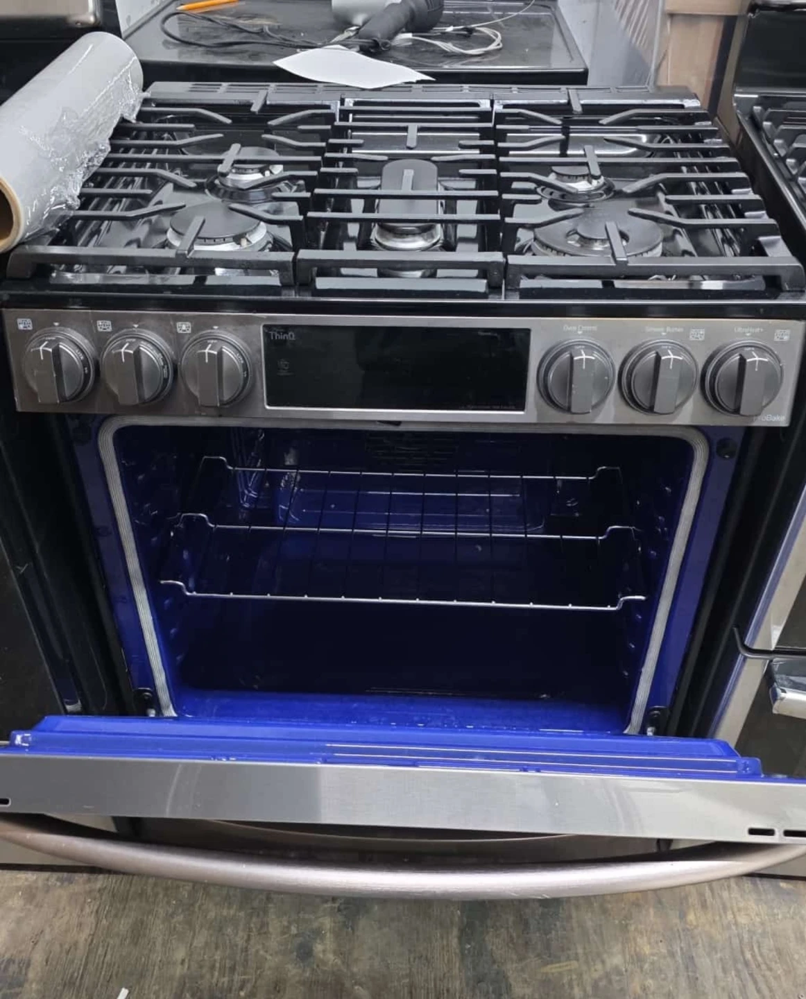 LG 30in gas stove - photo 2