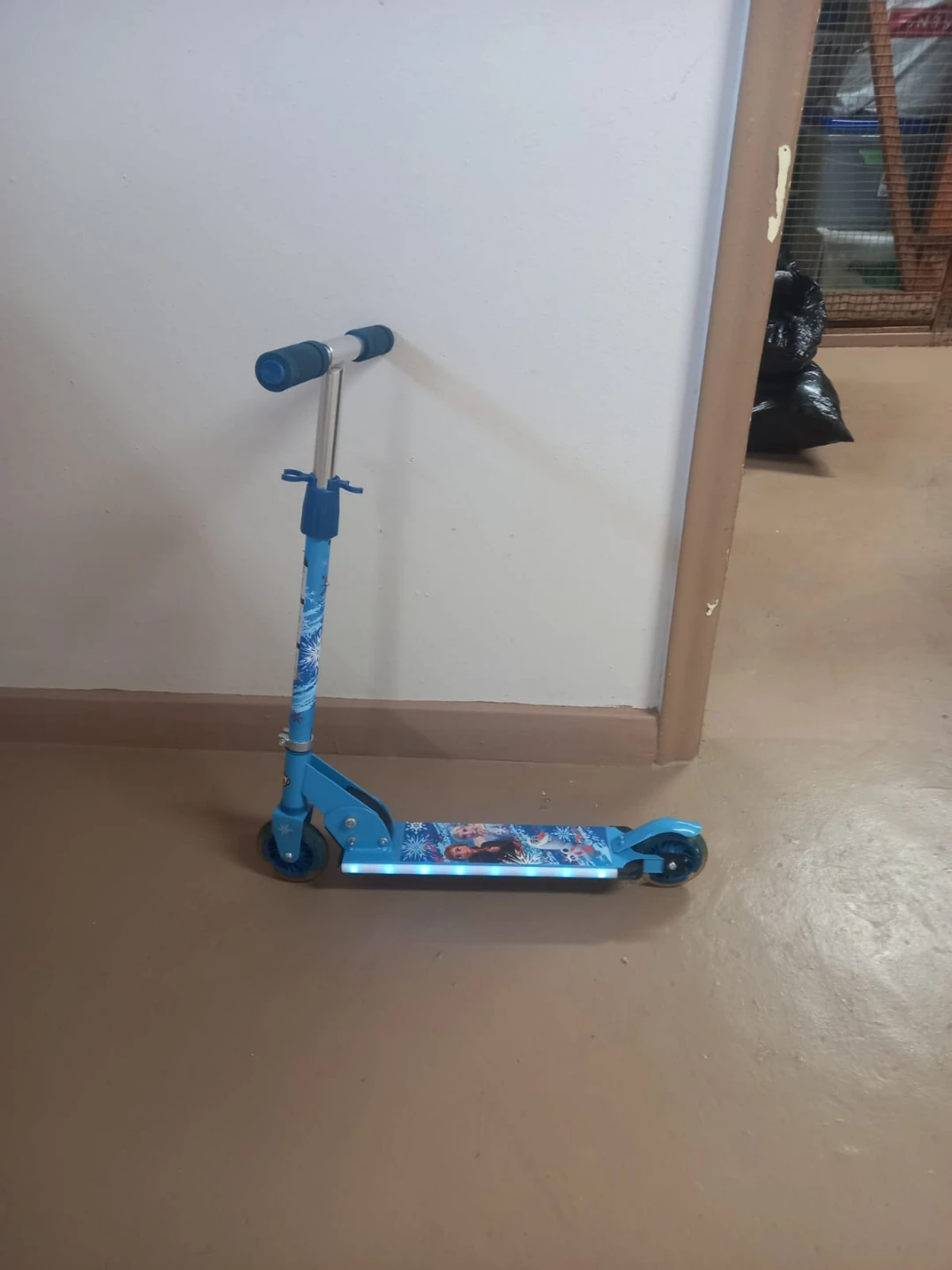 Foldable LED Kids Scooter with Disney Princesses - photo 3