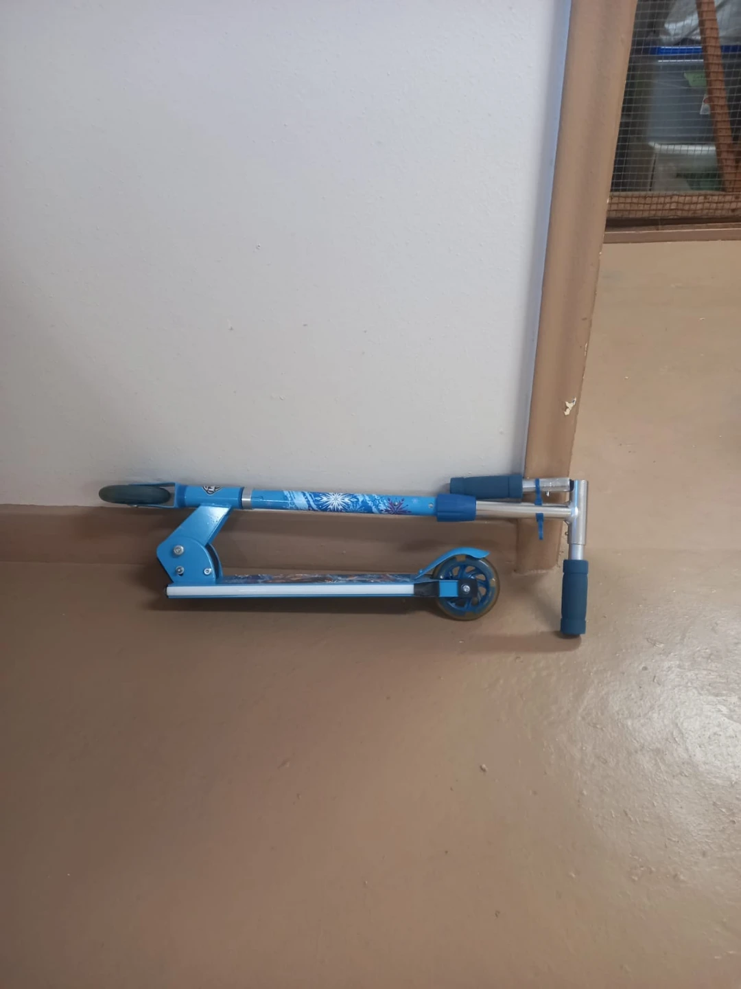 Foldable LED Kids Scooter with Disney Princesses - photo 4