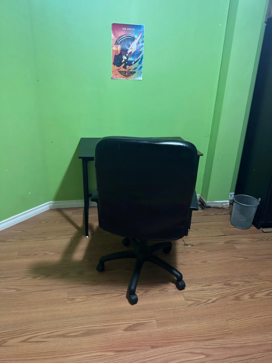Black Office Chair and table - photo 3