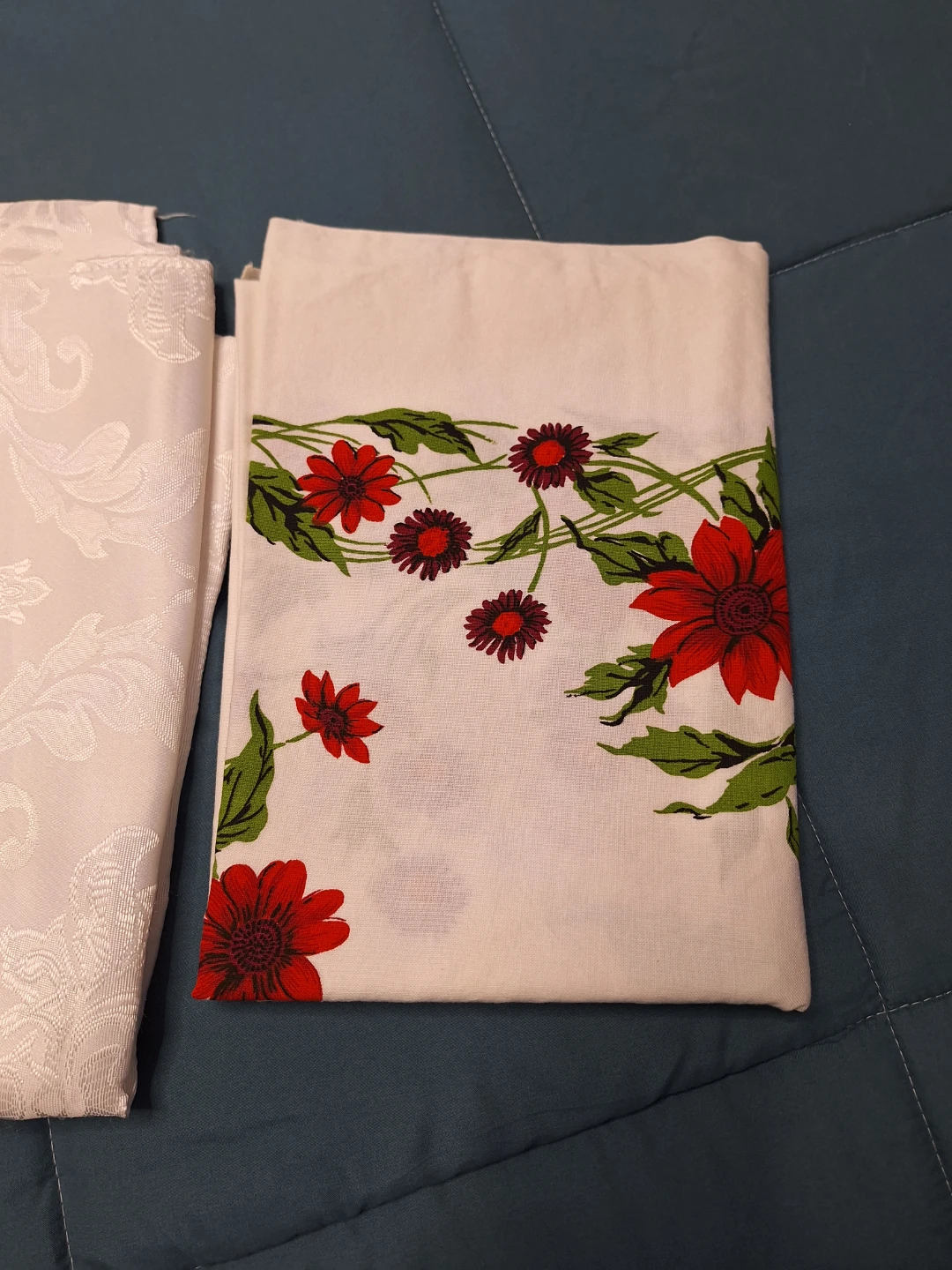 Tablecloths $5 ea 52x70 - photo 2