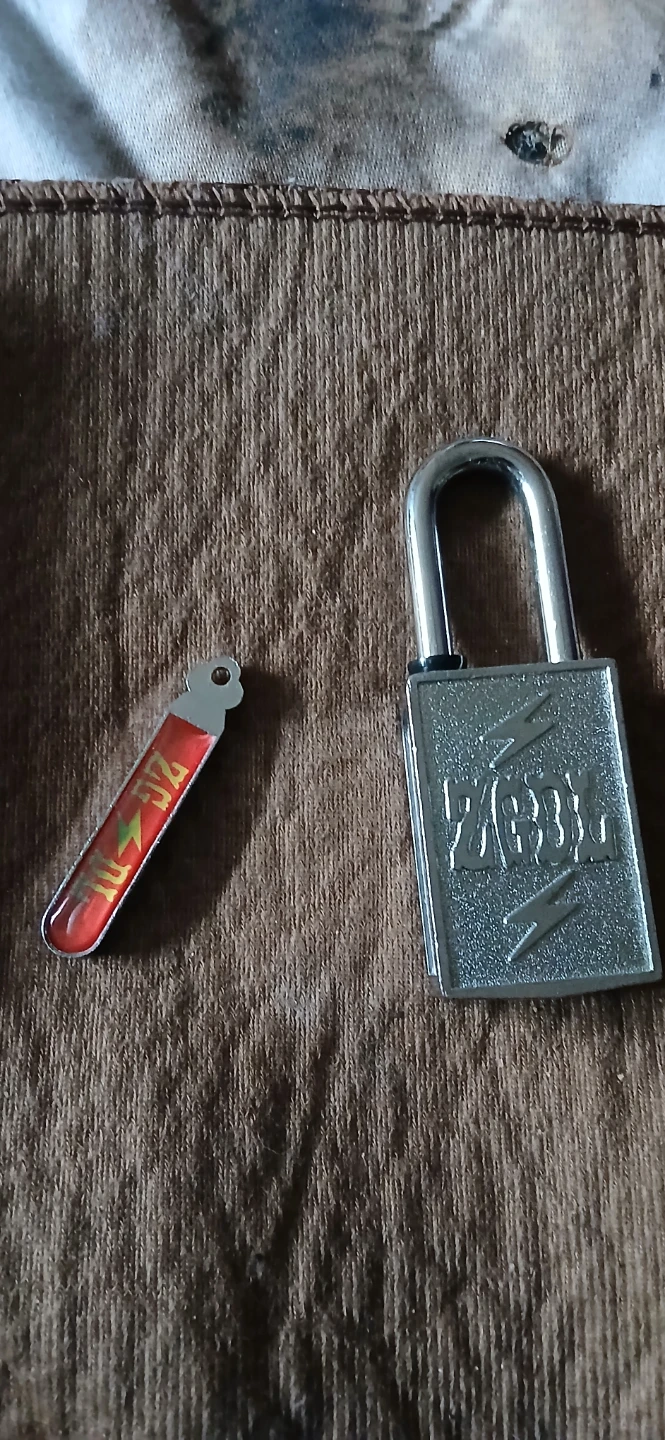 Silver Padlock with 2 magnetic Keys