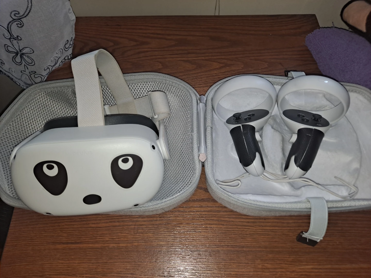 Oculus Quest 2 VR Headset with Controllers and Case - photo 2