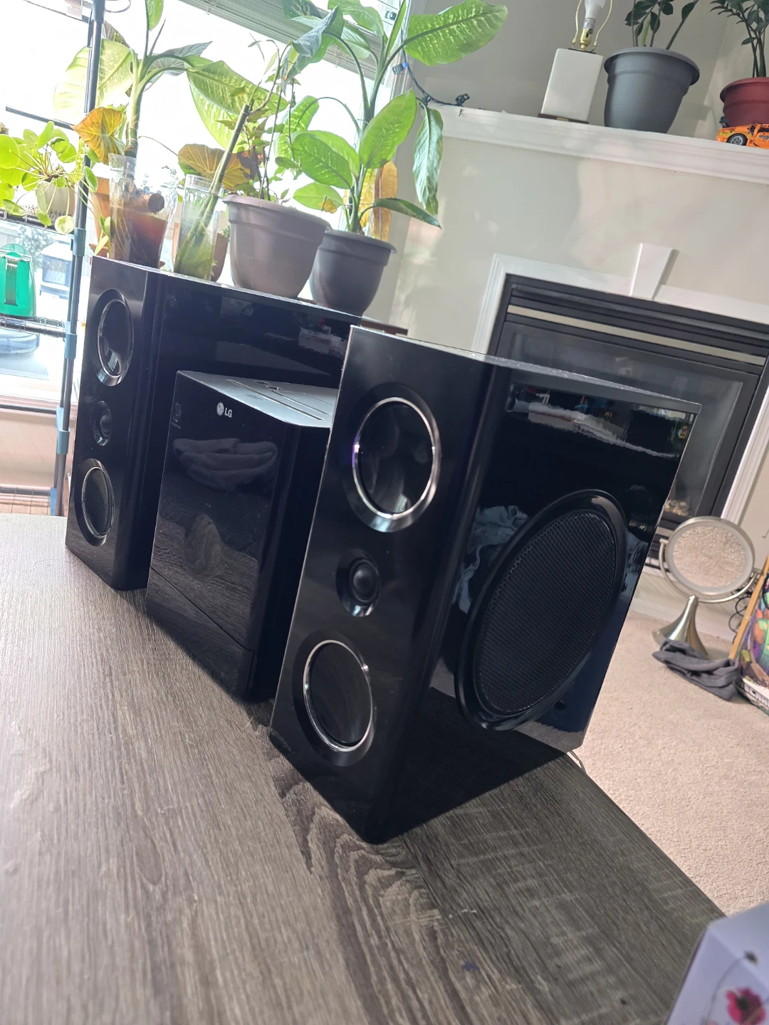 LG CD Stereo w/ Speaker & iPod Dock - photo 2