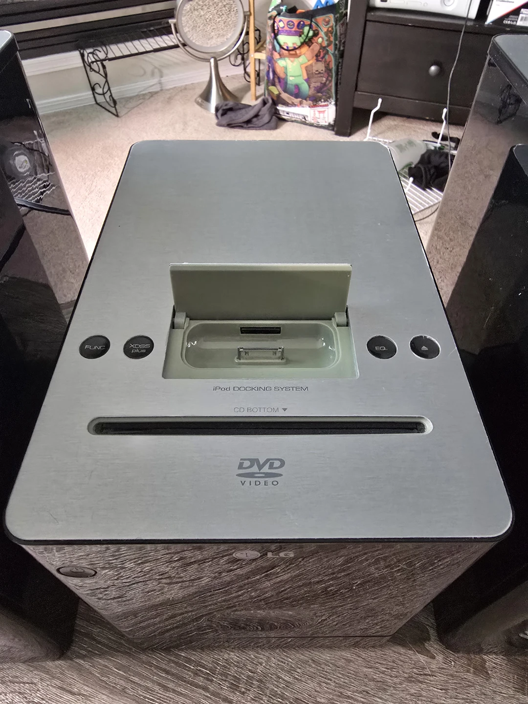 LG CD Stereo w/ Speaker & iPod Dock - photo 3