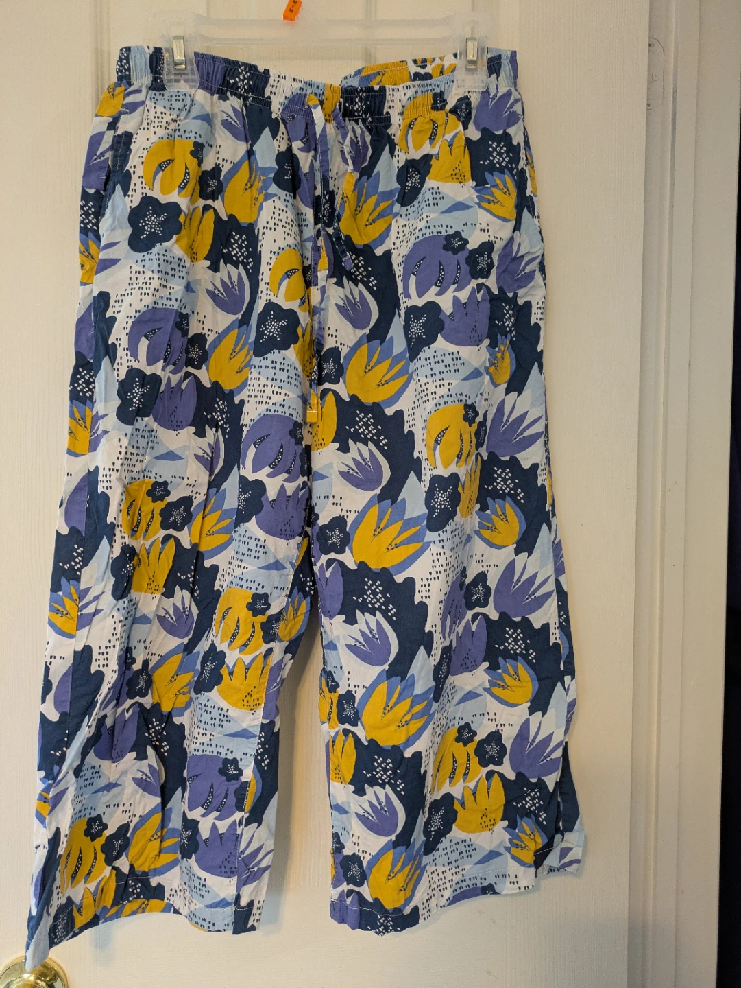 Uniqlo Women's Printed Capri Pants Size M