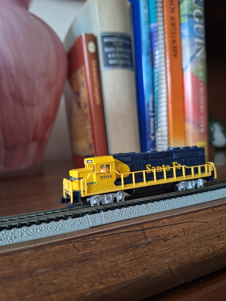 N Scale Santa Fe Diesel Locomotive Model Train