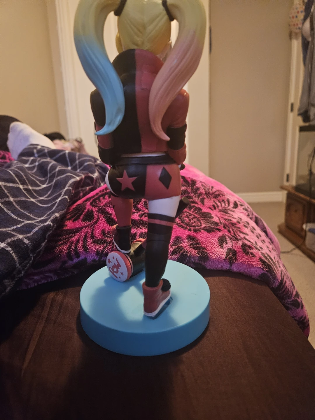 Harley Quinn Figure that holds phones - photo 2