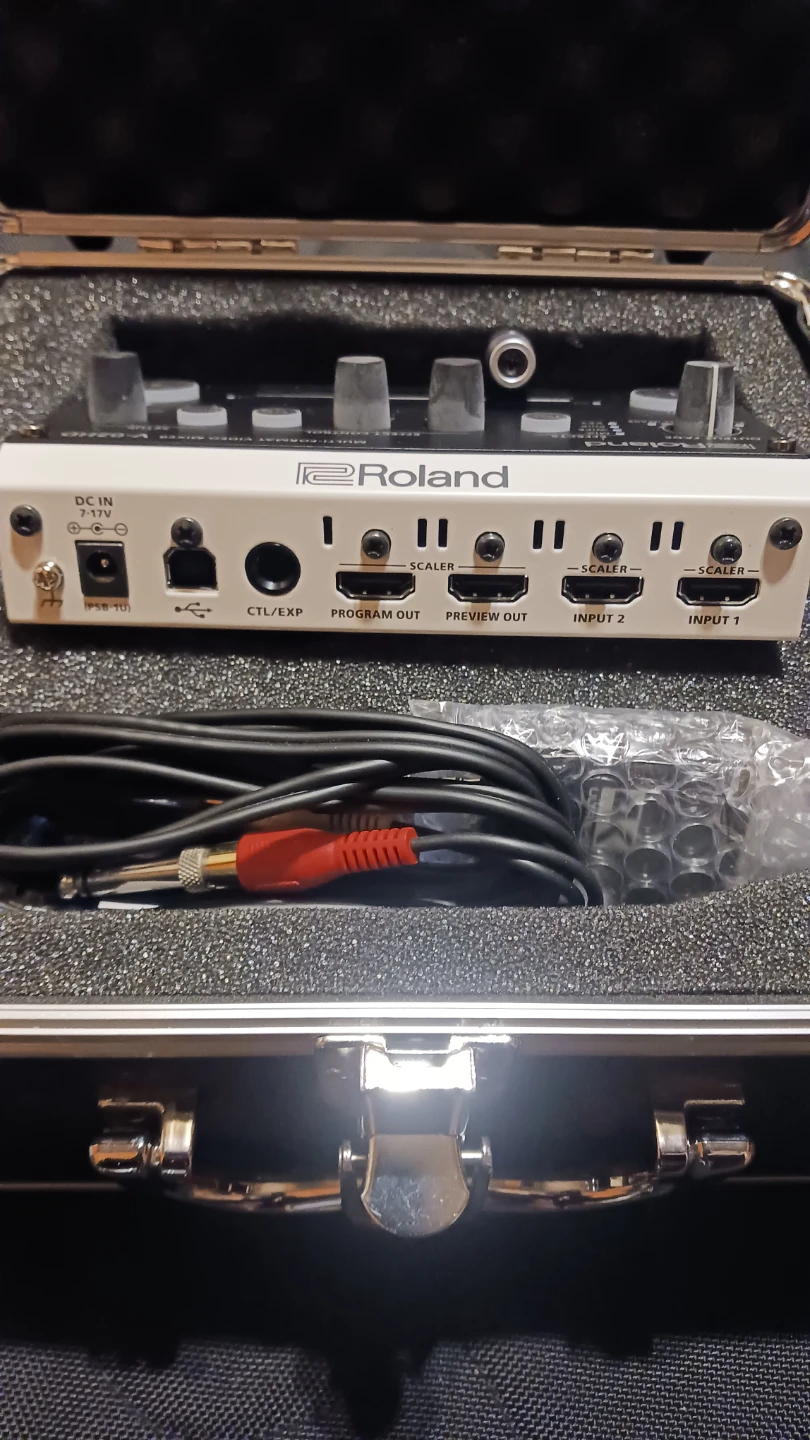 Roland V-02HD Multi-Format Video Mixer with Case - photo 2