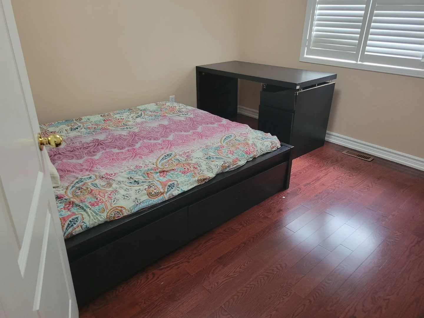 A furnished 1 room available for rent