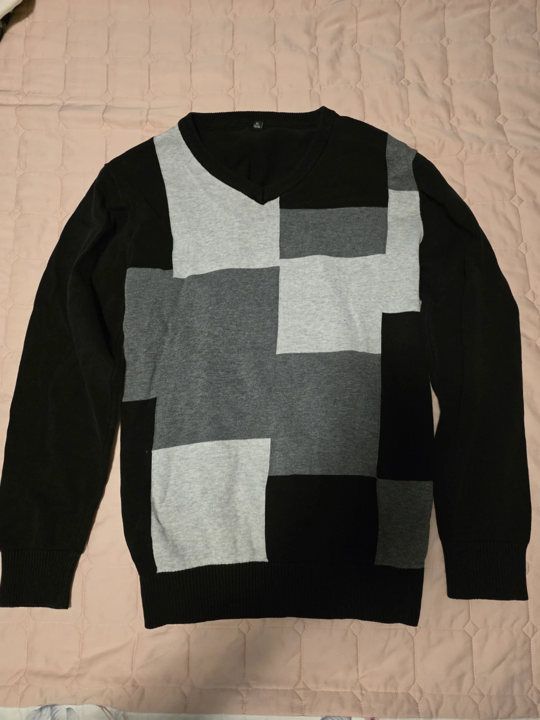 🥕 Men's XL Black & Grey Color Block V-Neck Sweater