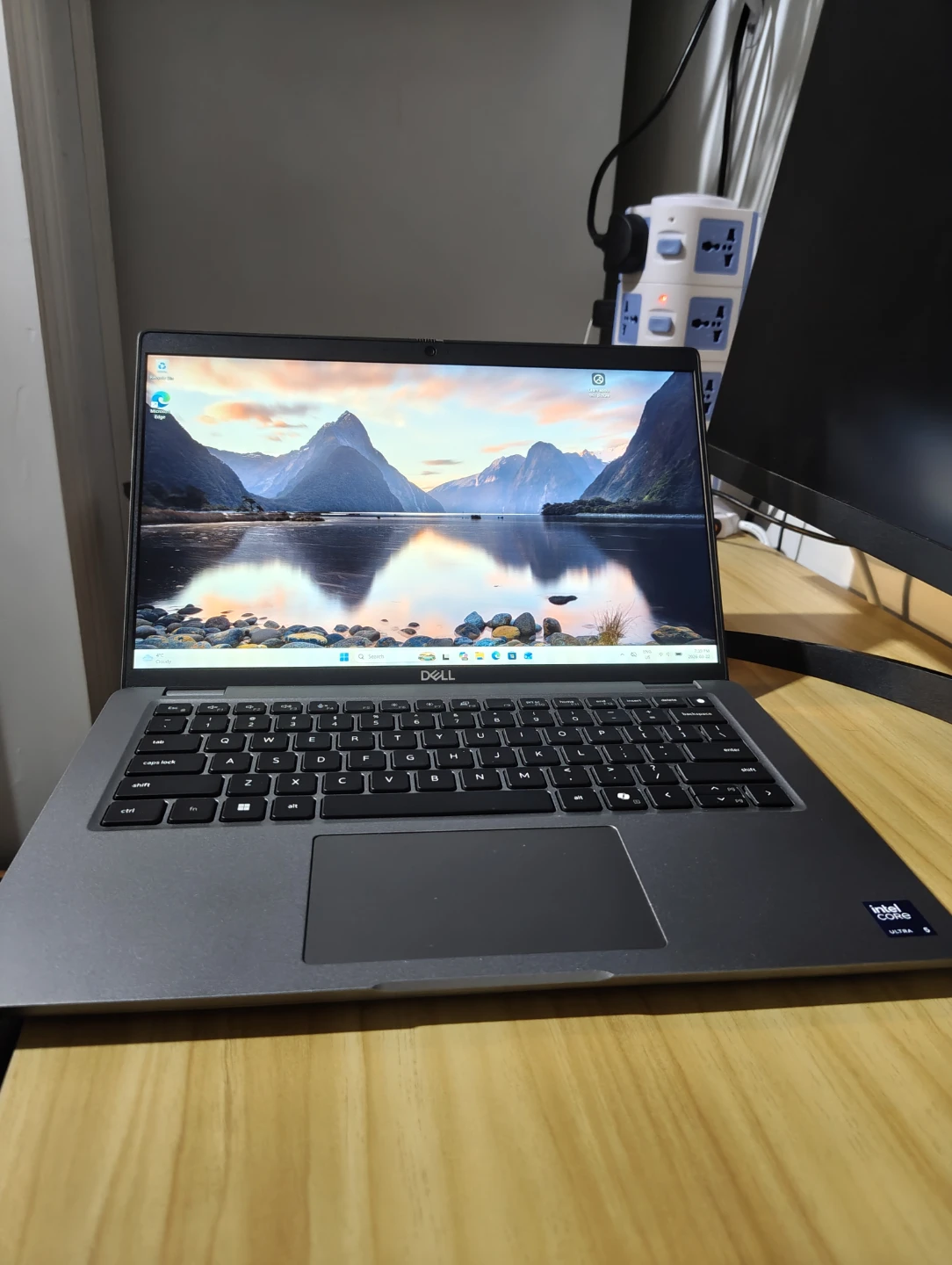 Dell Latitude 5450 Laptop - photo 2