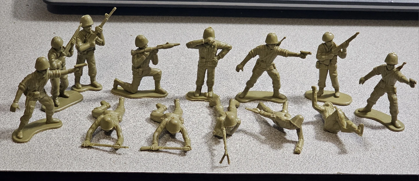 Toy Soldiers Lot - Tan and Green Plastic Figures - photo 2