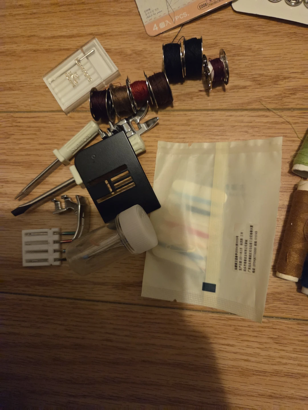 Sewing kit with needles, bobbins and spool - photo 4