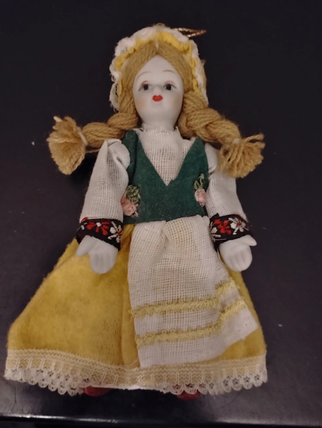 VINTAGE!! SMALL PORCELAIN DUTCH / GERMAN FOLKLORE GIRL DOLL