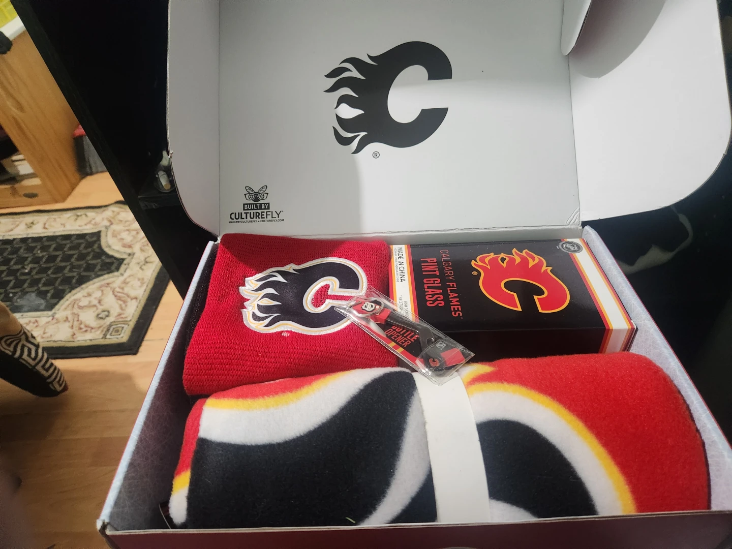 Calgary Flames Fan Box - Pint Glasses and Blanket
