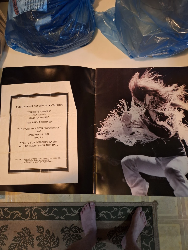 Ozzy Osbourne Theatre of Madness Black concert book - photo 2