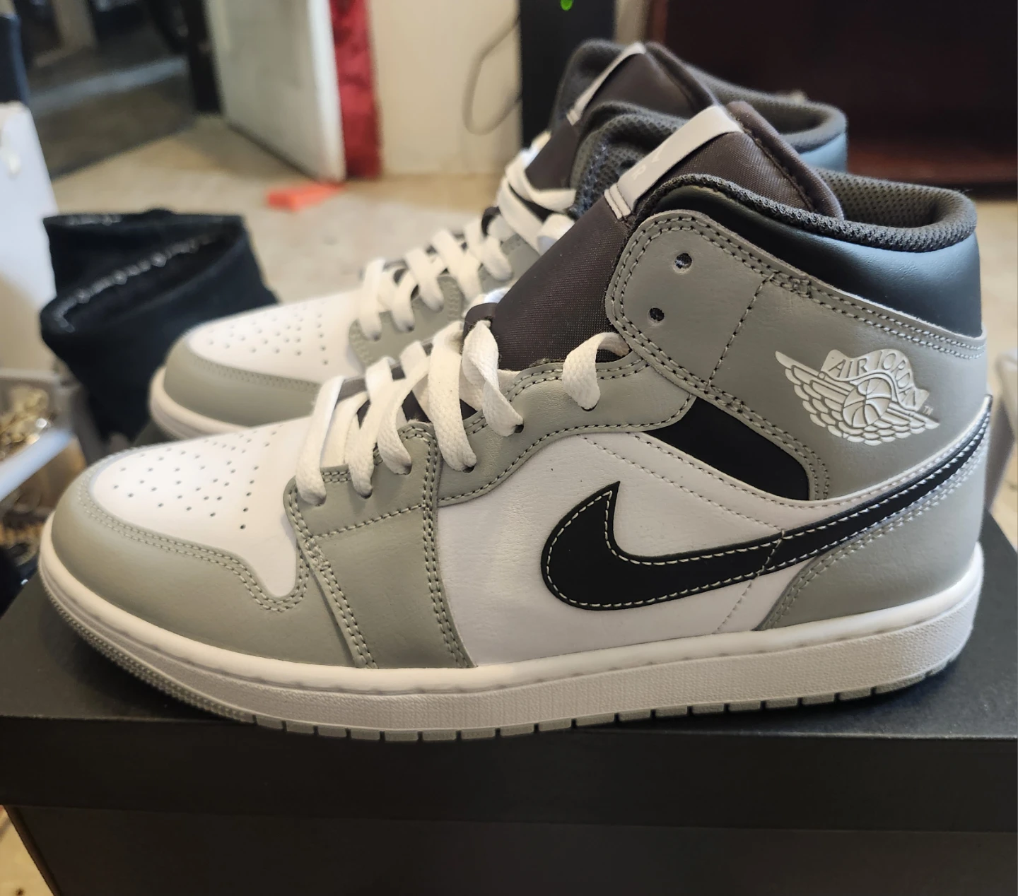 Air Jordan 1 Mid SE 'Light Smoke Grey' Sneakers - US 9.5$100 - photo 3