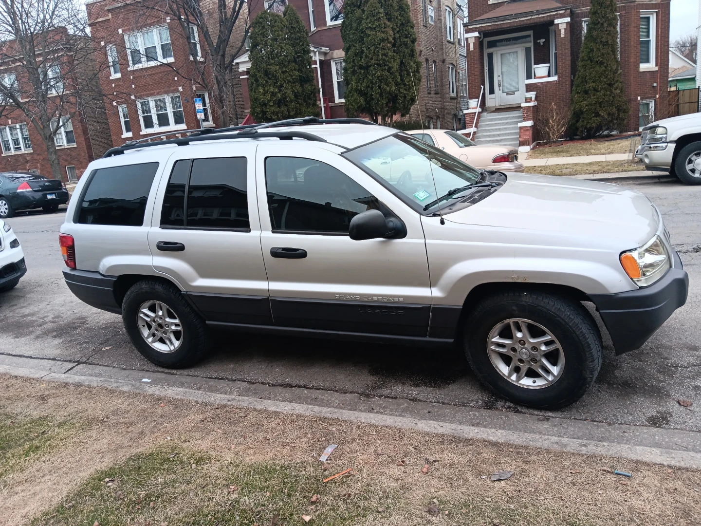 Silver Jeep Grand Cherokee Laredo