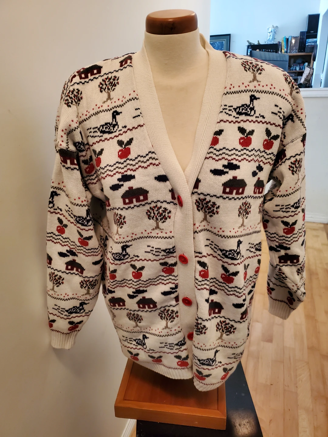 White Cardigan with Farmhouse Scene Pattern - photo 4