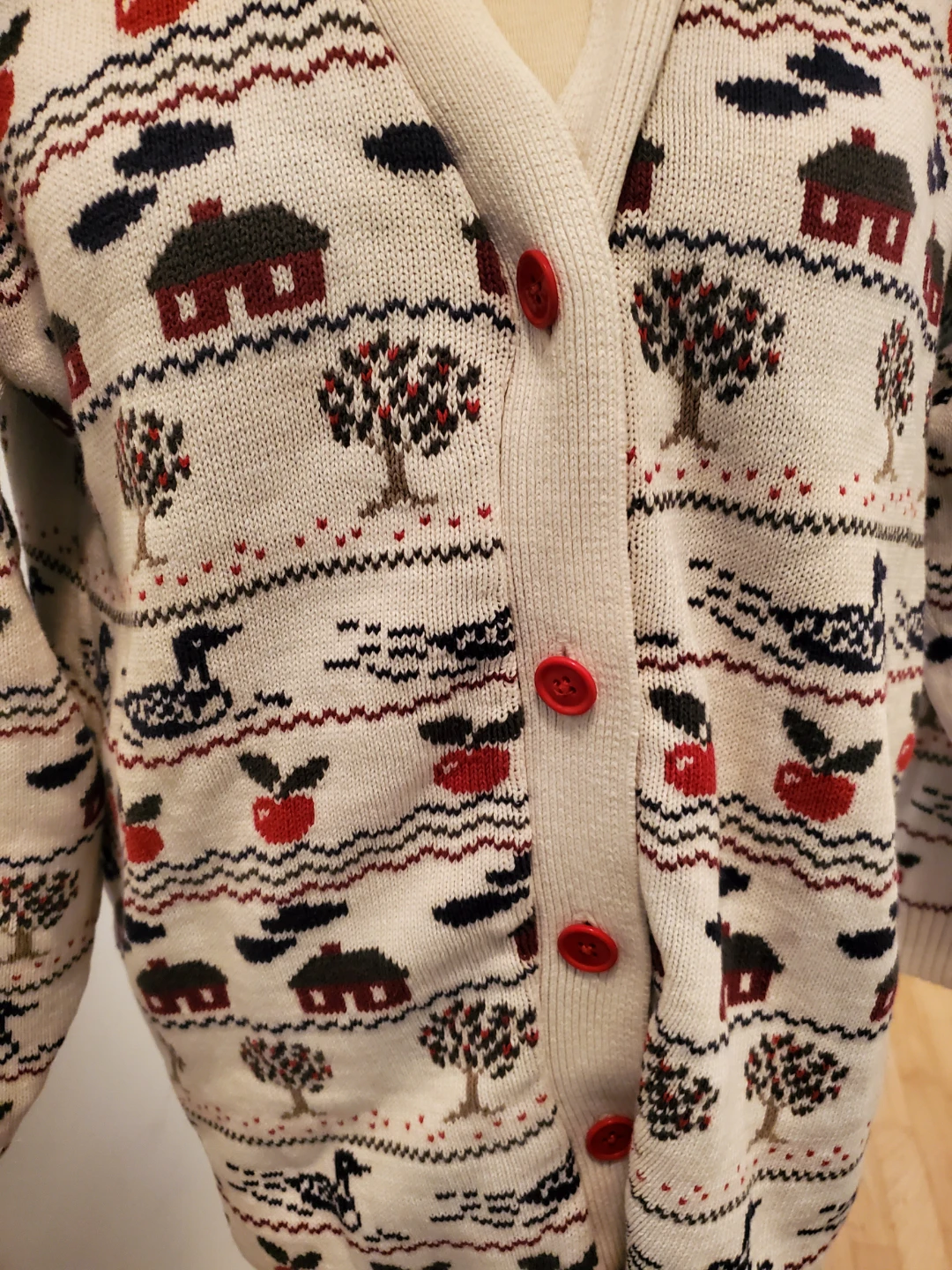 White Cardigan with Farmhouse Scene Pattern - photo 5