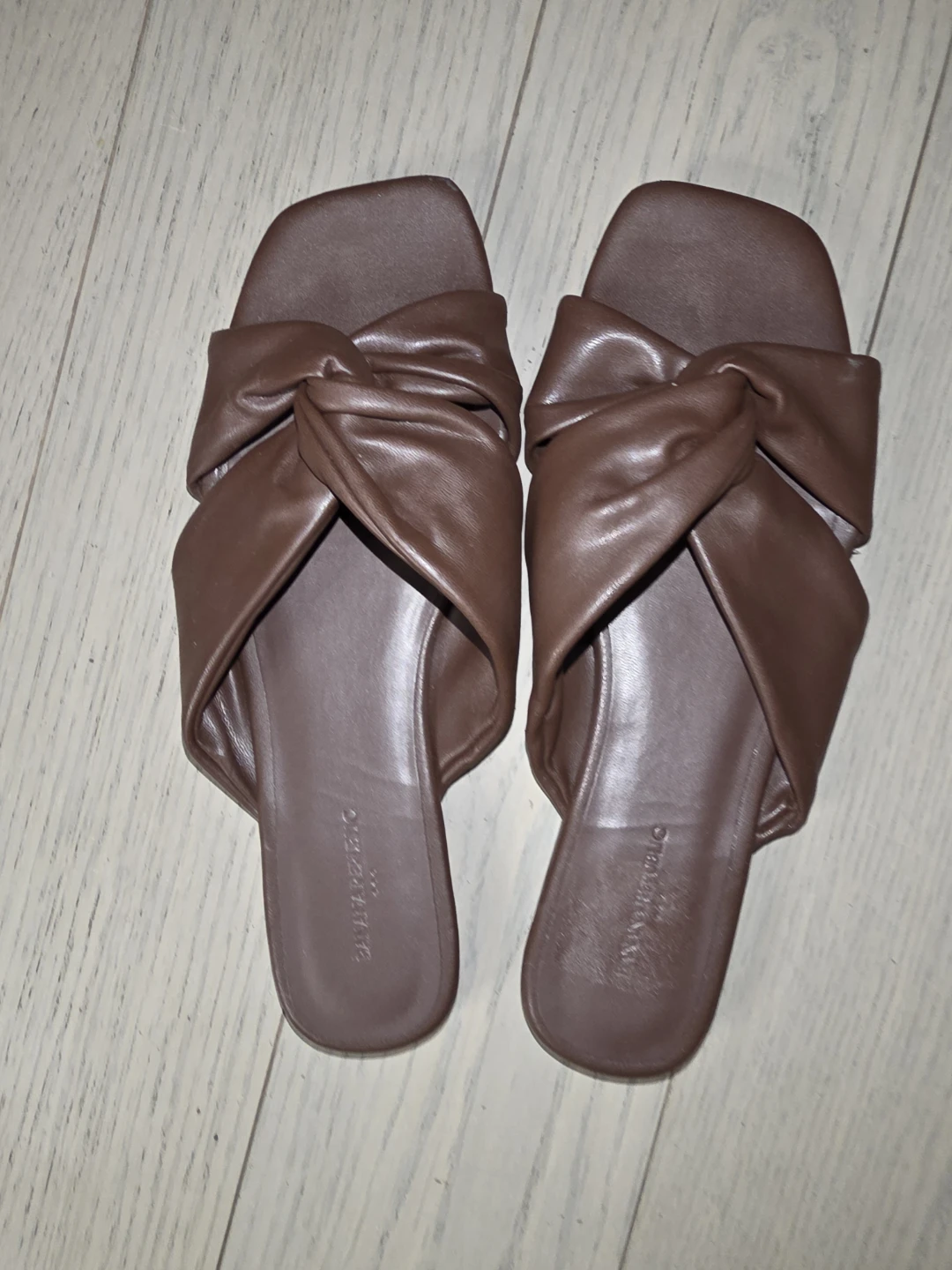 Banana Republic Leather Brown Twisted Slide Sandals - photo 2