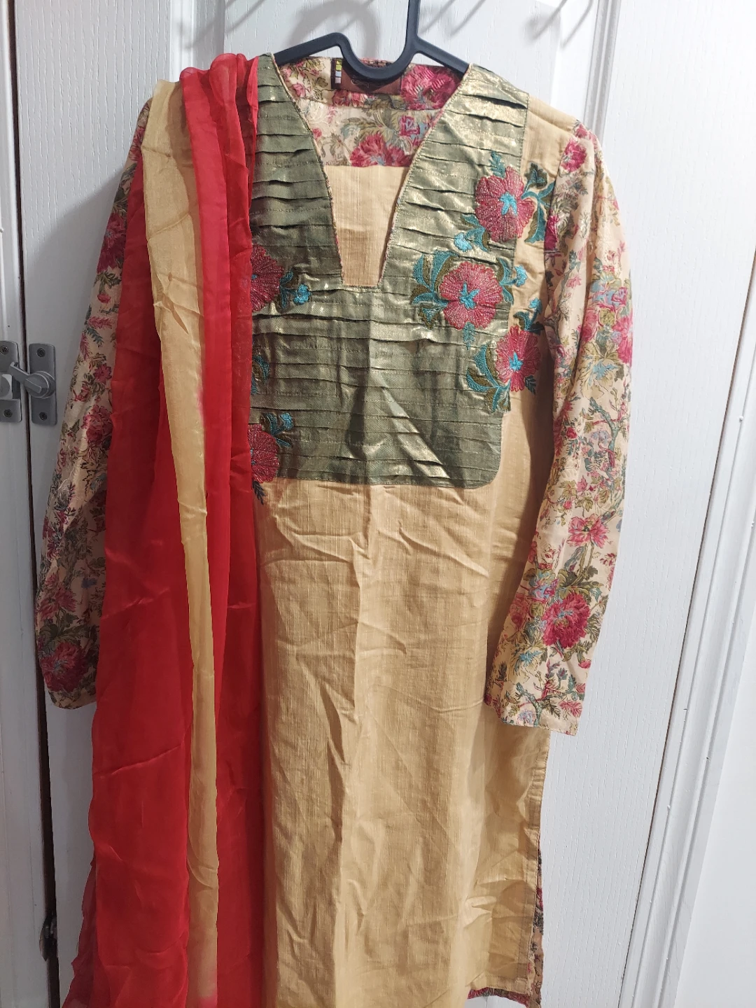 Gold & Red Embroidered Shalwar Kameez with Dupatta - photo 2