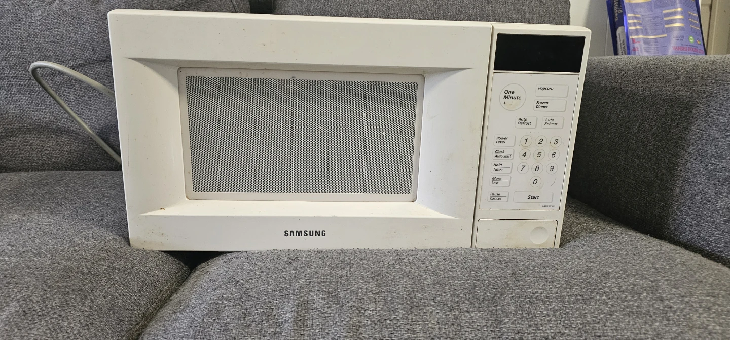 Samsung MW437OW Microwave Oven