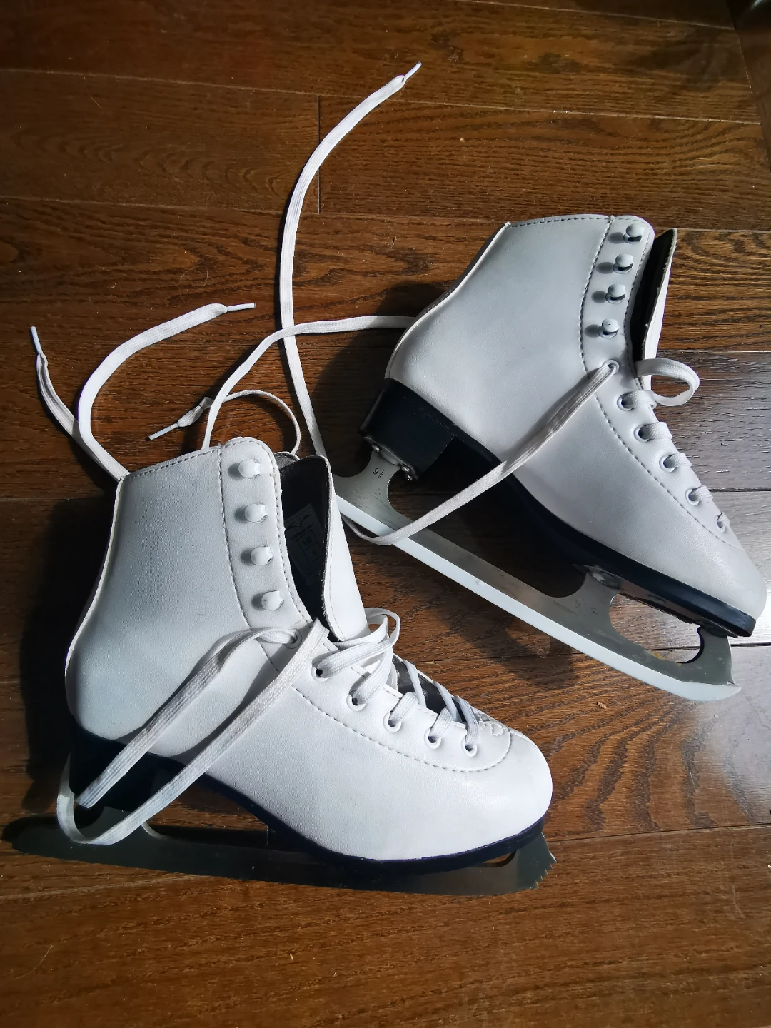 White Vic Hockey Figure Skates - US Size 6