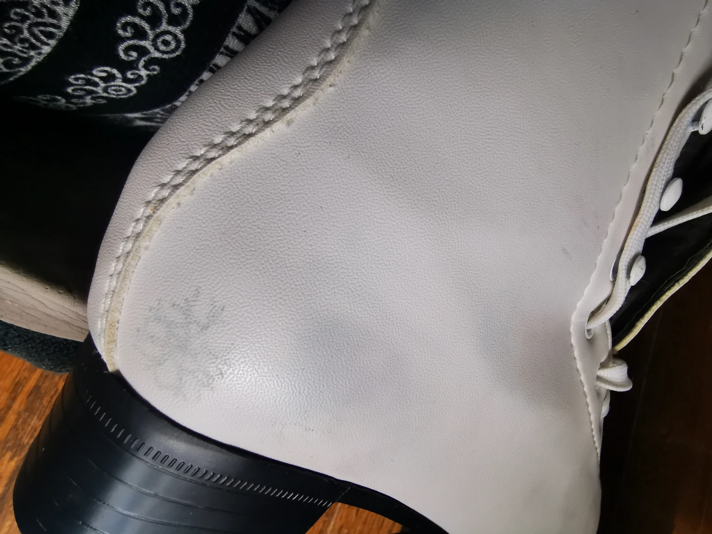 White Vic Hockey Figure Skates - US Size 6 - photo 5