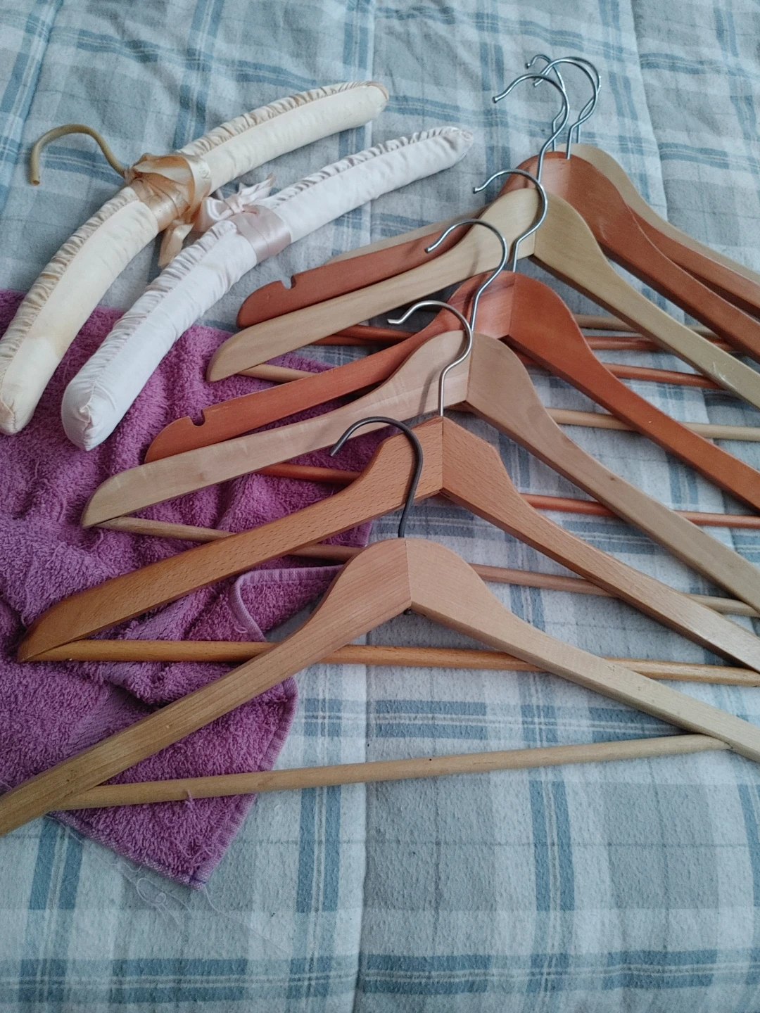 Set of 10 Assorted Hangers 10$ for all