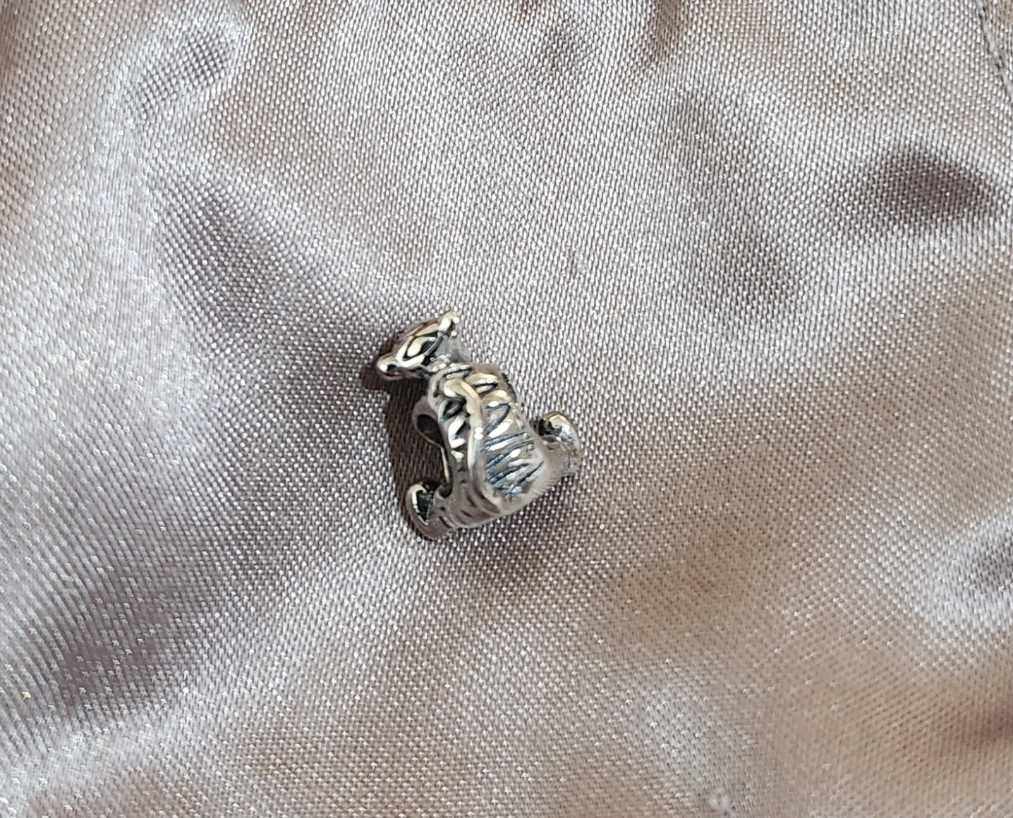 Tigger holding flower Charm - photo 3