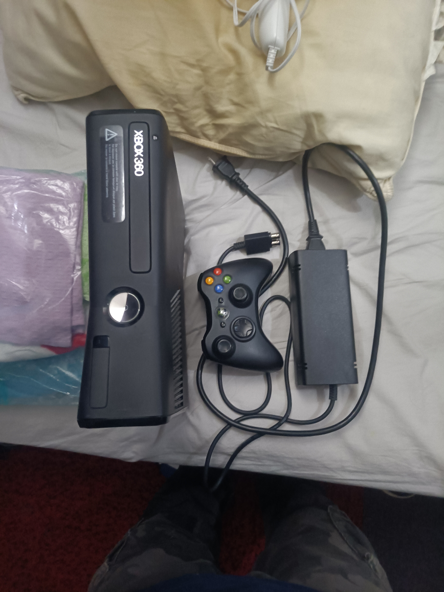 xbox360 slim no hdd with power and game controller