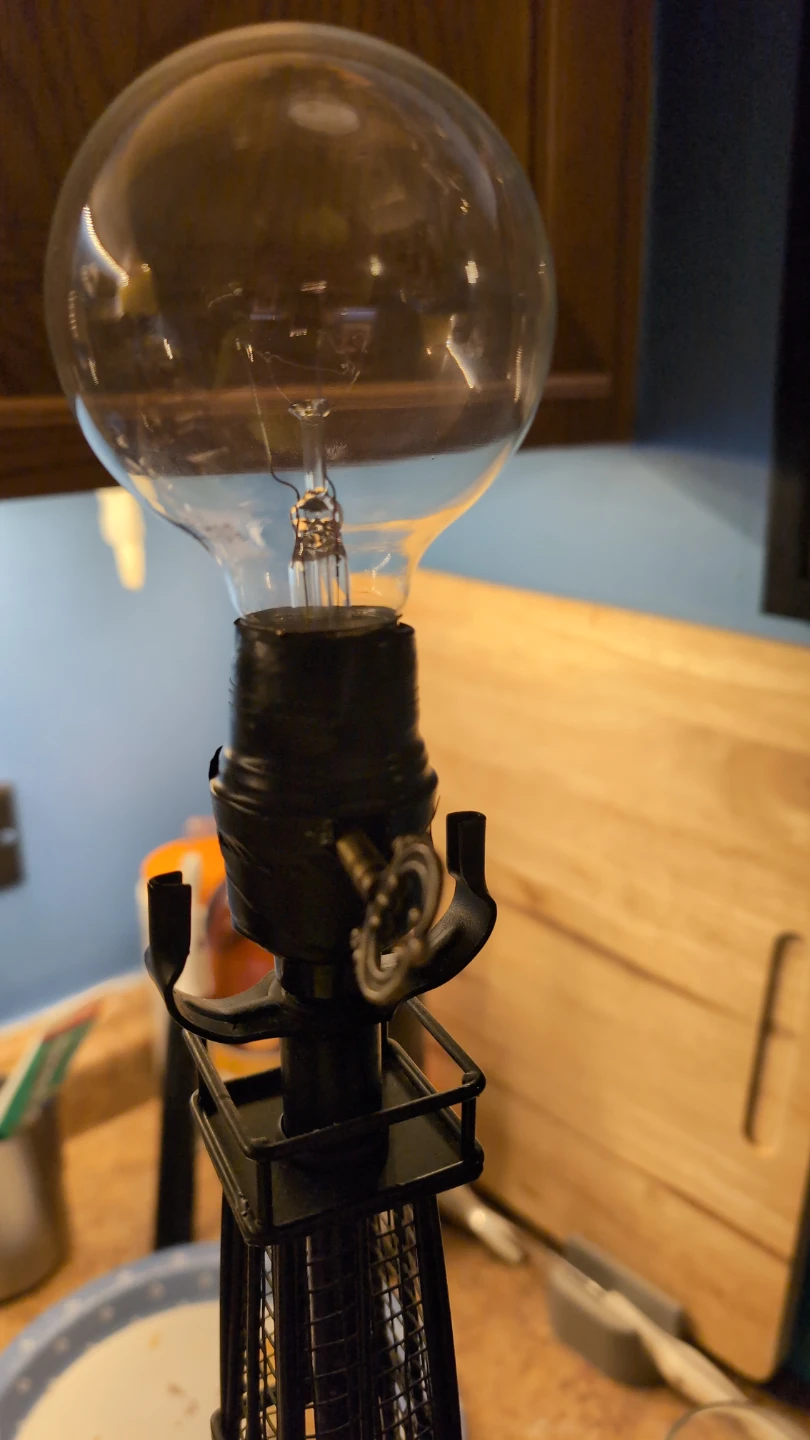 Eiffel Tower Table Lamp - photo 2