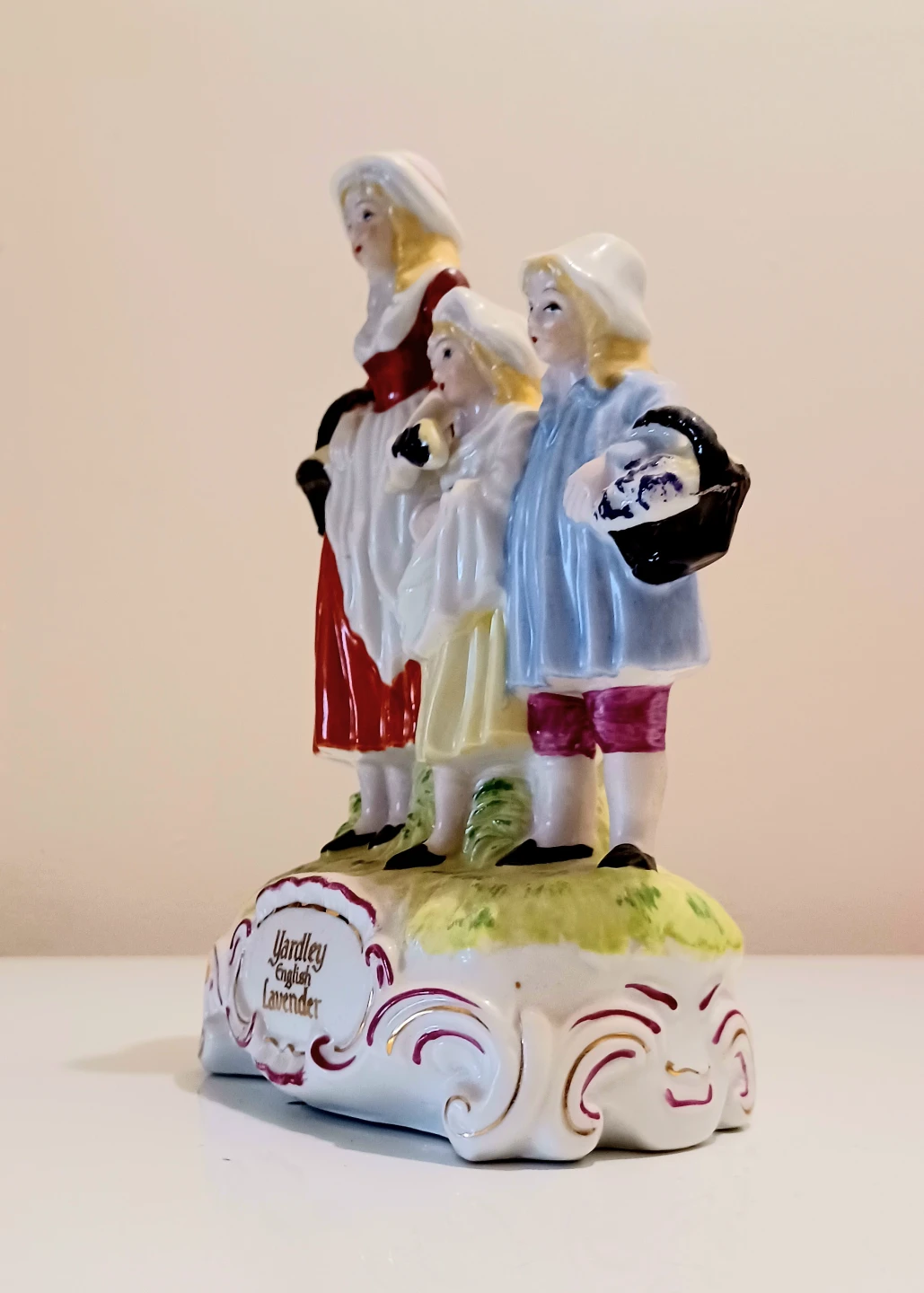 Vtg.Warrillow England Lavender Yardley Figurine - photo 2