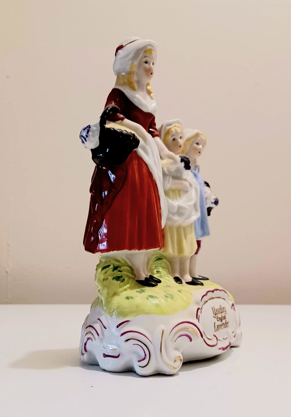Vtg.Warrillow England Lavender Yardley Figurine - photo 3