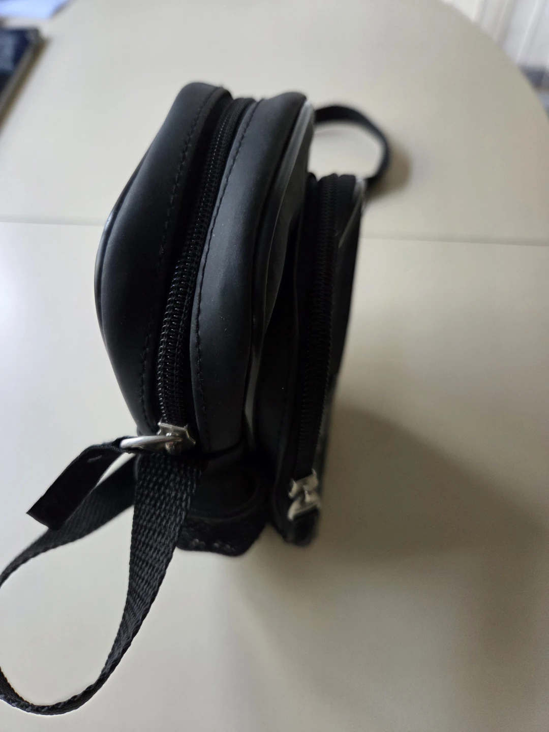 Black shoulder camera, or cellphone or other bag - photo 3