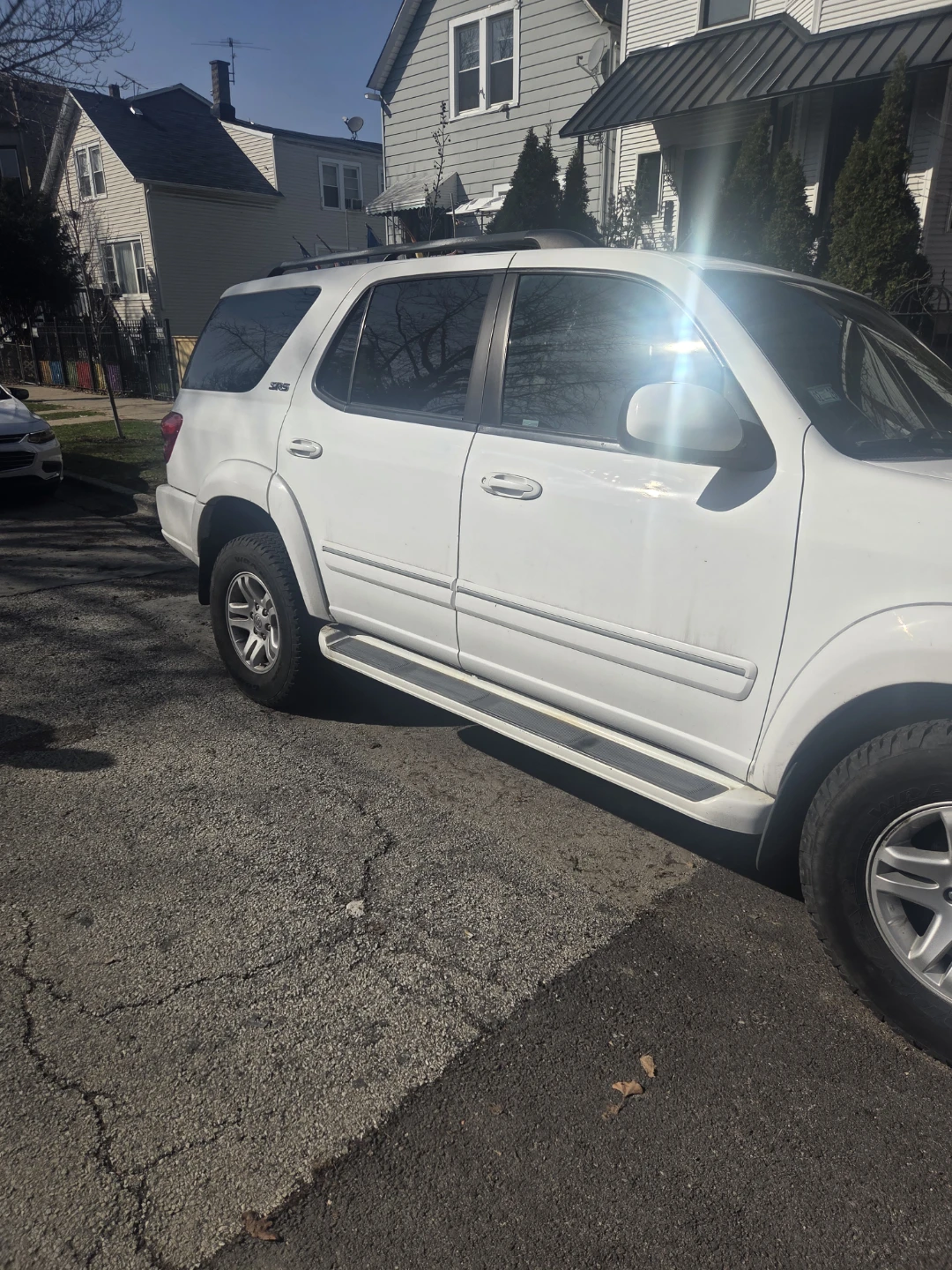 White Toyota Sequoia V8 4WD SUV - photo 4