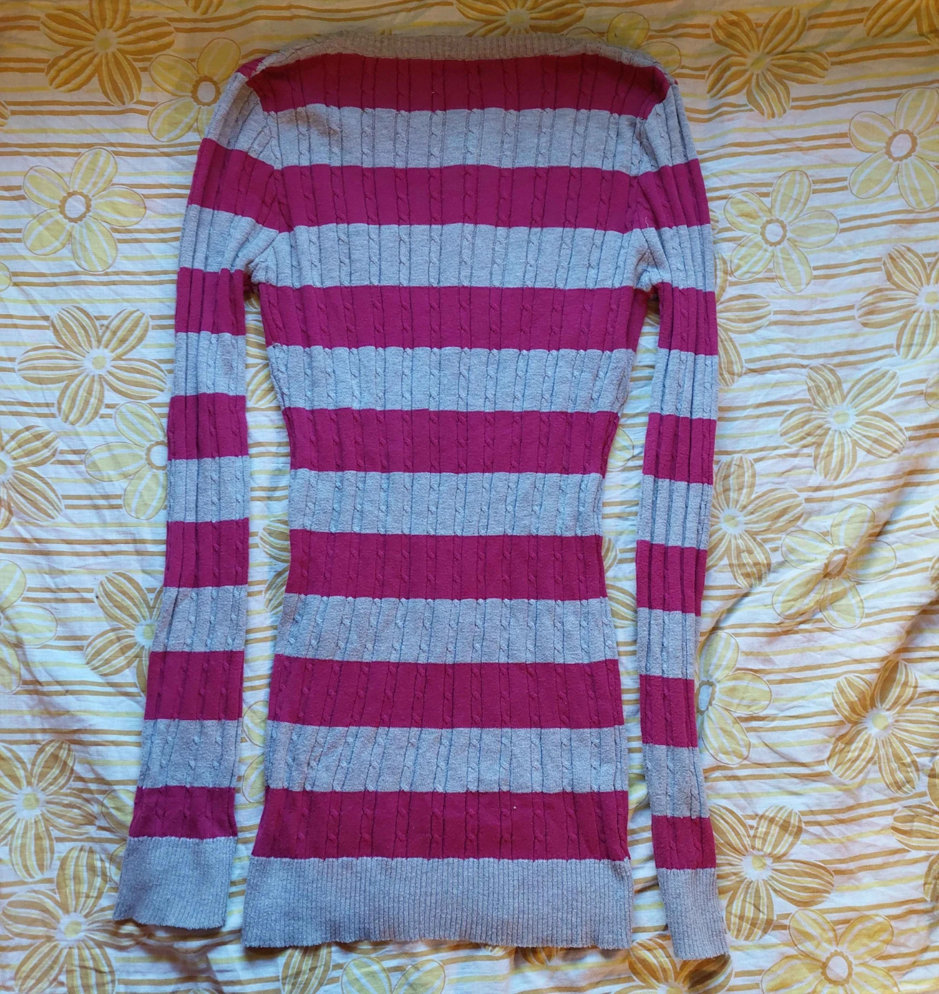 Pink and grey striped sweater with a V-neckline - photo 2