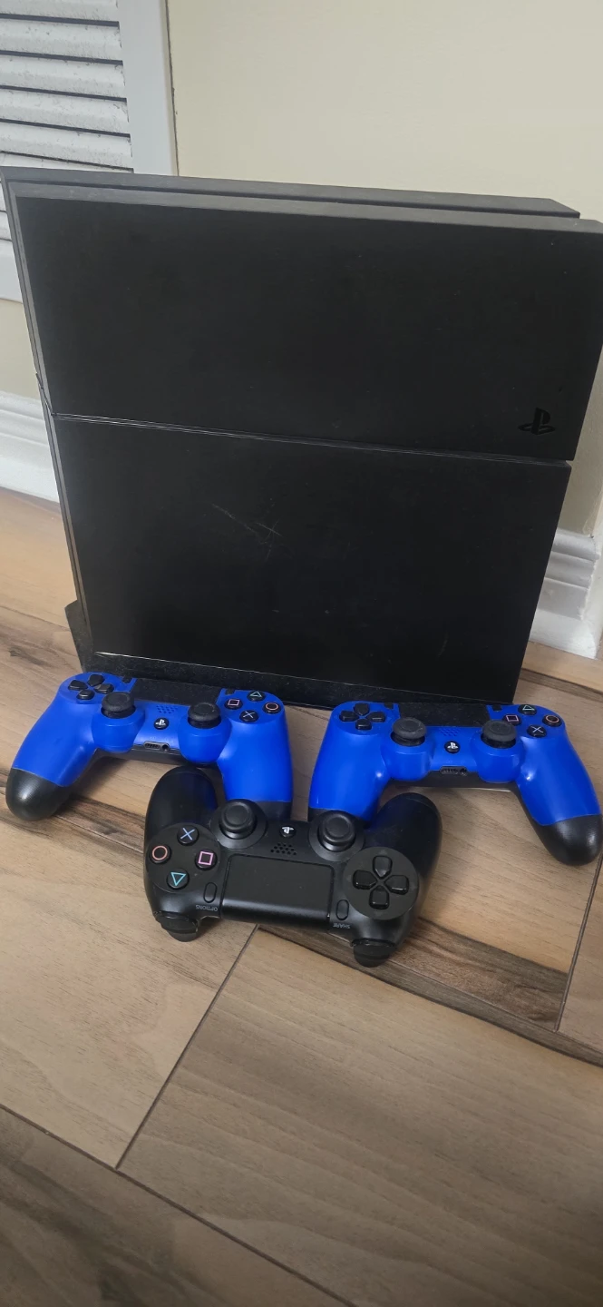 PlayStation 4 Console with 3 Controllers - photo 3