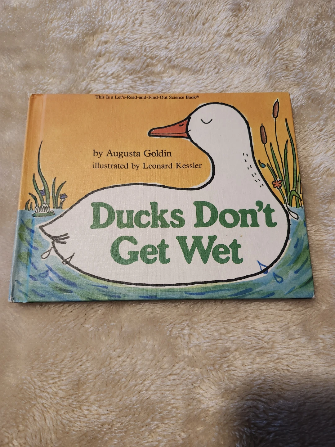 Ducks Don't Get Wet: A Let's-Read-and-Find-Out Science Book