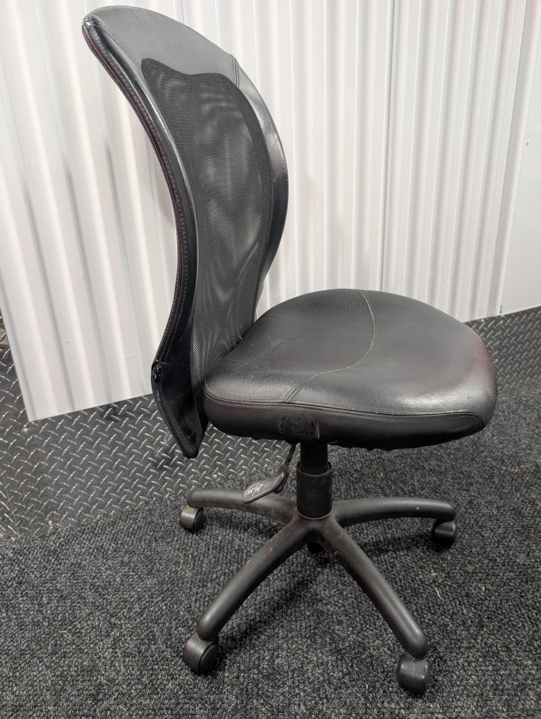 Black Mesh Office Chair - photo 2