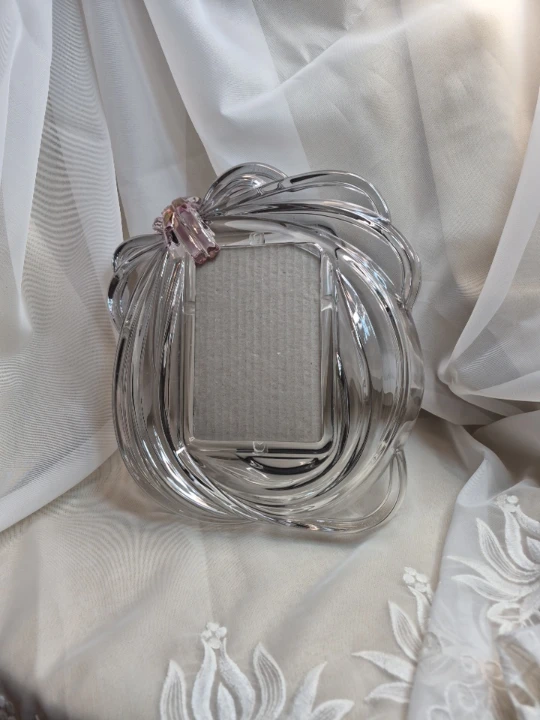 Beautiful Mikasa Solid Crystal Love Knot