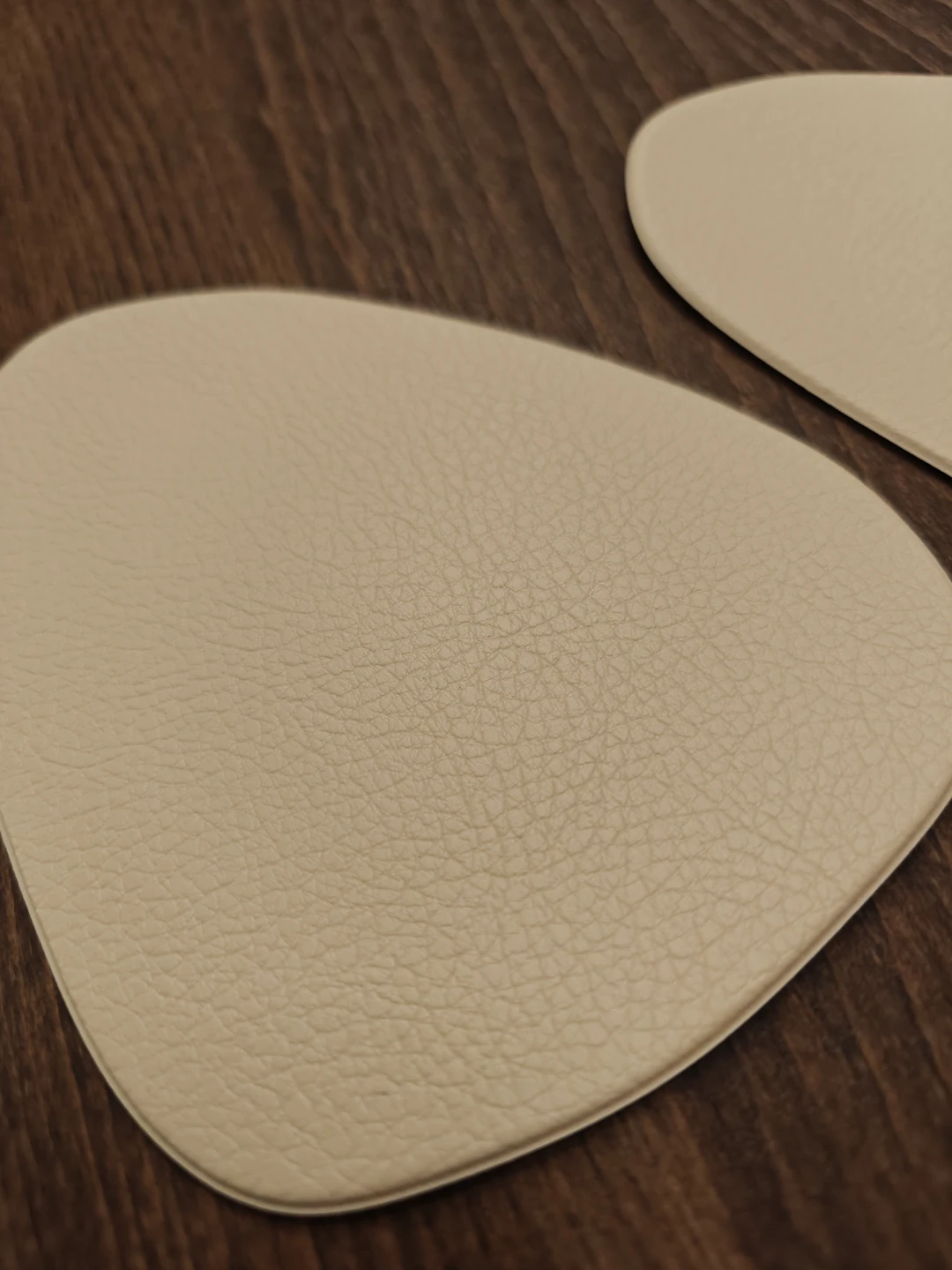 Set of 2 Beige Faux Leather Coasters 🧡 - photo 2