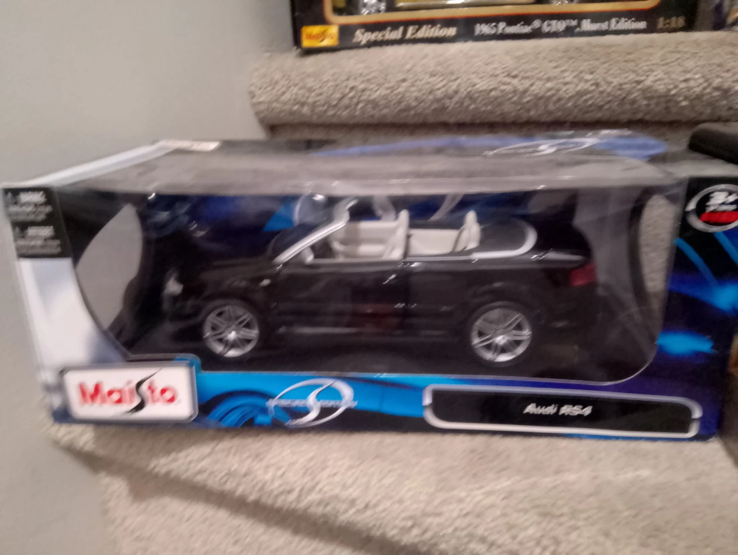 Maisto Audi RS4 Convertible Die-cast Model 1:18 Scale