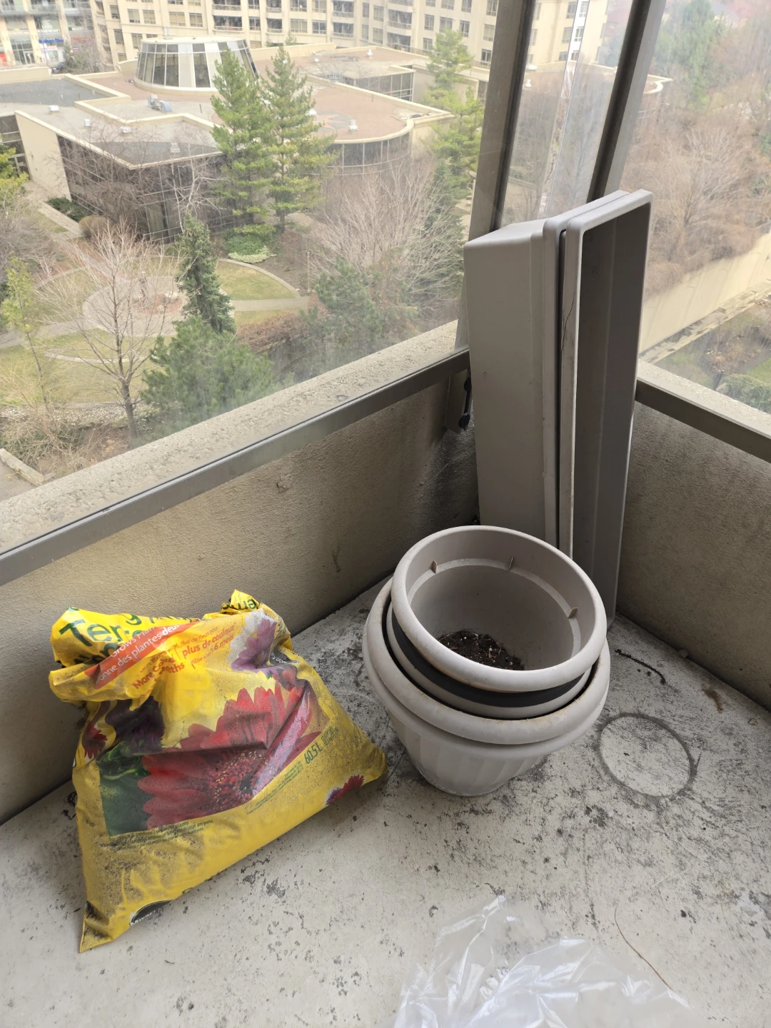 3 Flower Pots, 2 Long Pots and Bag of Potting Soil