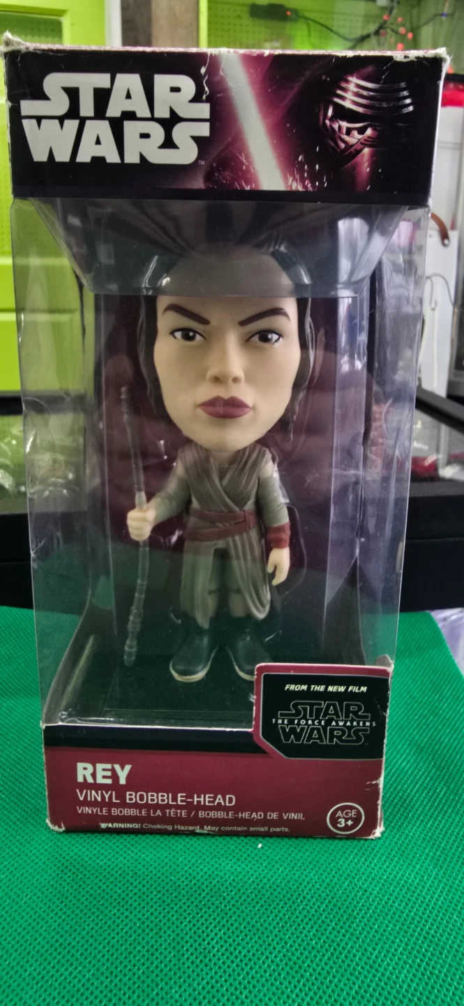 🌌 Star Wars Rey Vinyl Bobble-Head (In Box) – $15