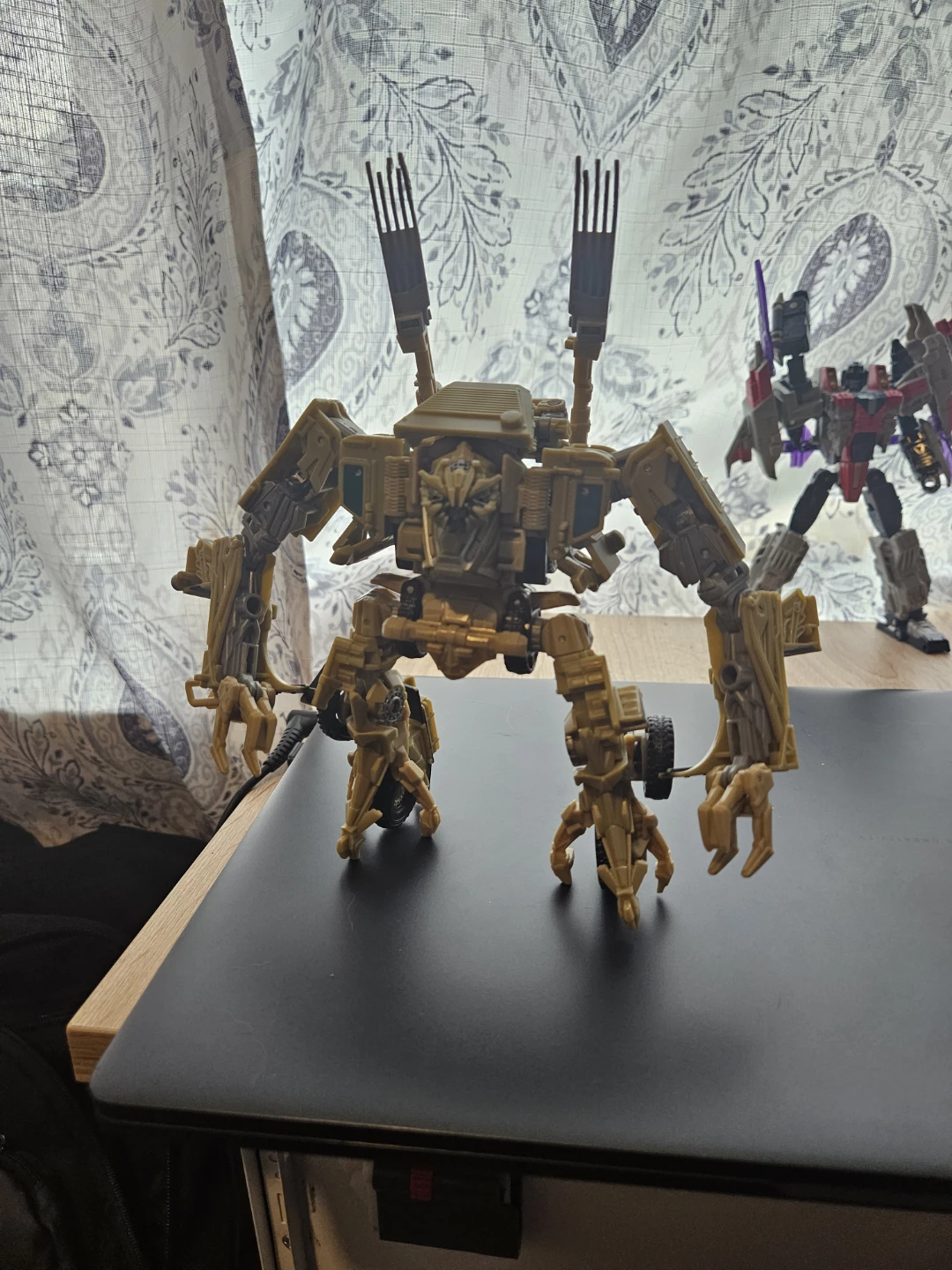 Transformers: Studio Series 33 Bonecrusher - photo 2