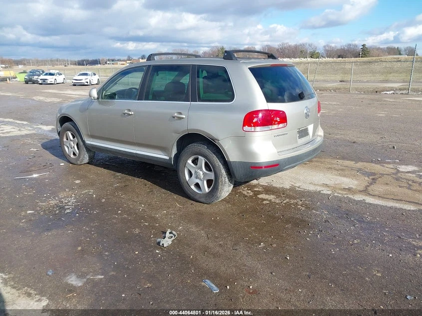 Volkswagen Touareg SUV - photo 4