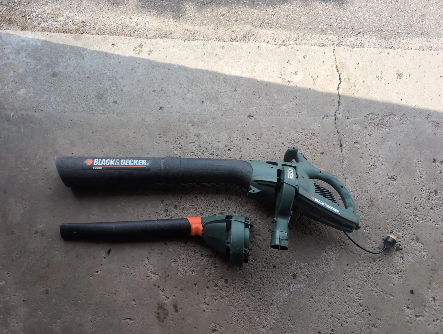 Black & Decker Electric Leaf Blower - photo 2